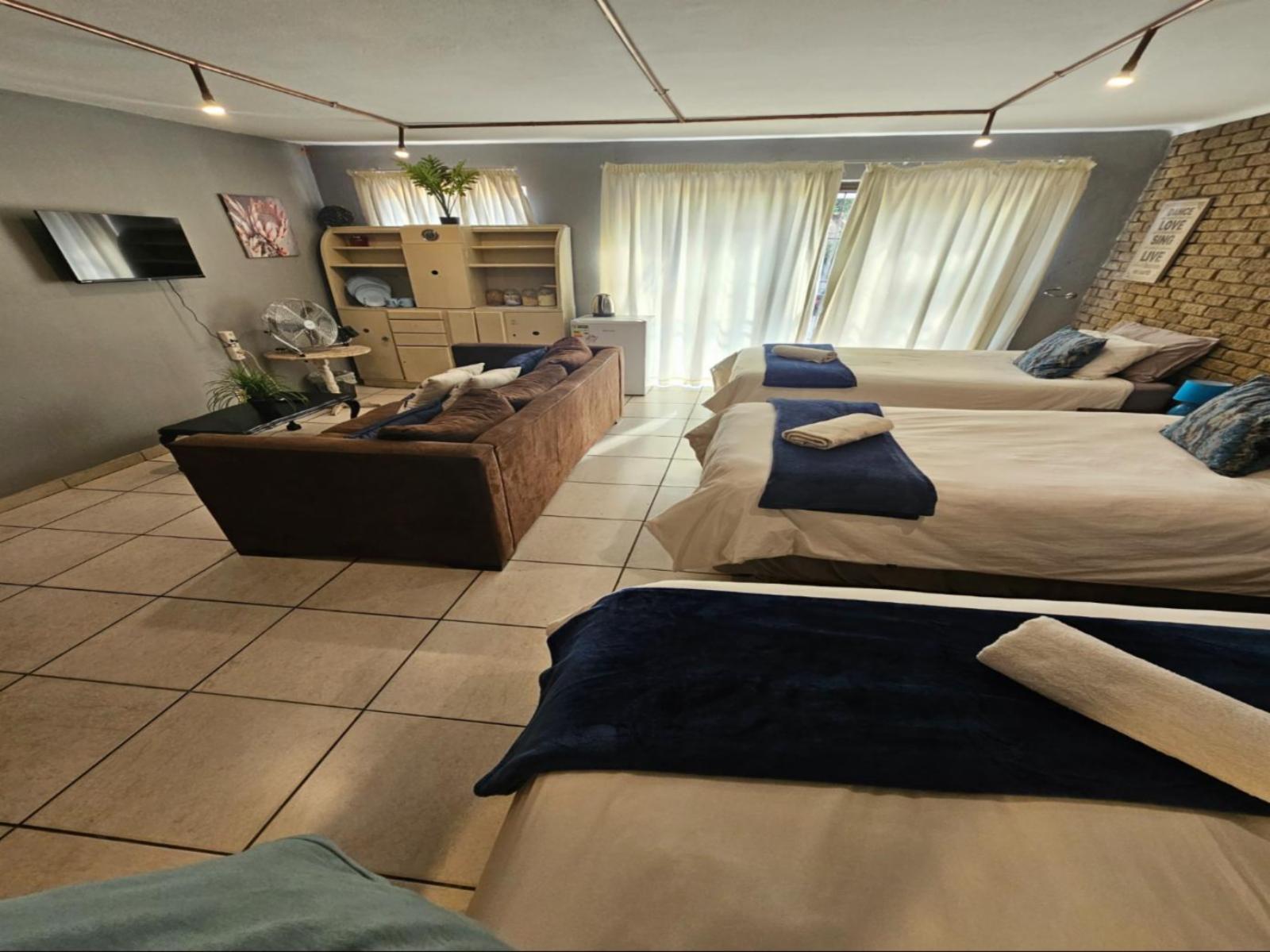 Sunset 10 - Queen Shared Bathroom