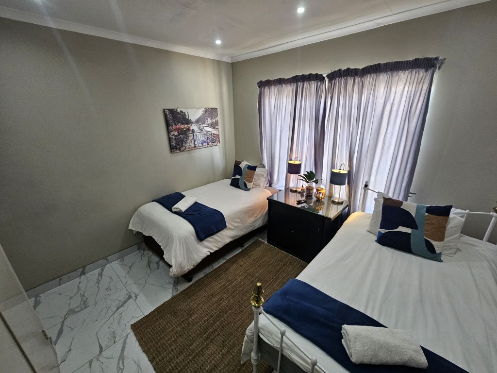 Sunset 6 - Twin Room